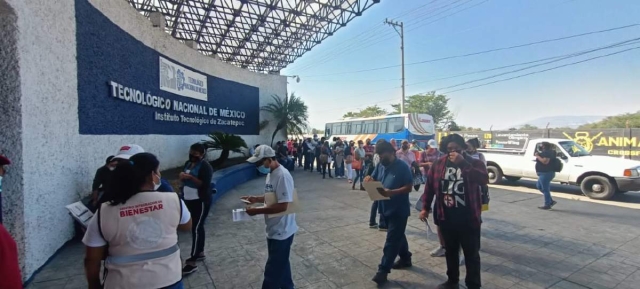 A la sede de Zacatepec acudieron docentes de toda la región.