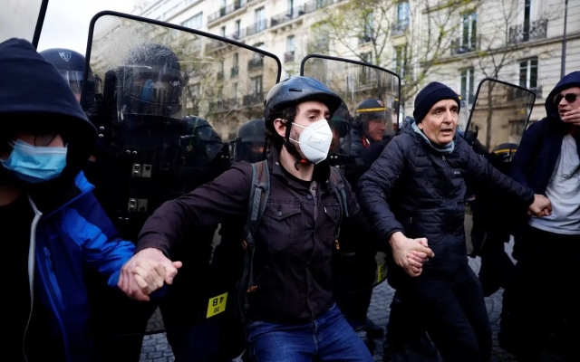 Valida el Consejo Constitucional francés la reforma de pensiones de Macron