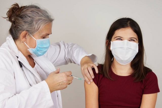 Secretaría de Salud pide a los jóvenes no vacunarse si están &quot;crudos&quot;.