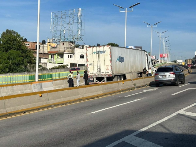 Las autoridades refirieron que ninguna persona resultó herida durante el percance.