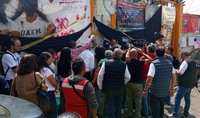 Entregan autoridades 'Carta Institucional de Garant&iacute;as Universitarias' a integrantes de Resistencia Estudiantil UAEM