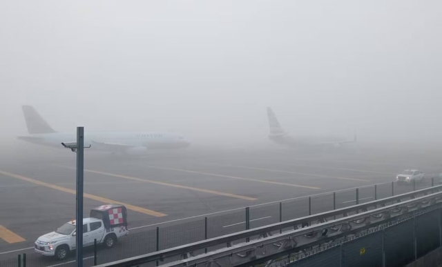 Banco de niebla provoca suspensión temporal de vuelos en AICM y AIFA