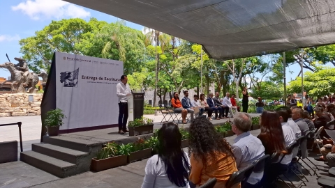 Entregan gobernadora de Morelos y titular de Sedatu escrituras públicas a familias morelenses