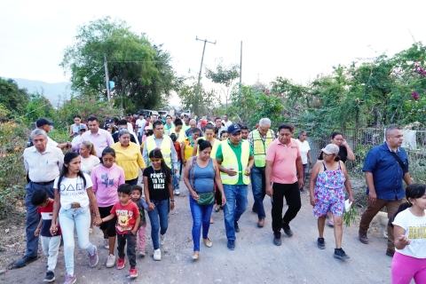 Inicia Santos Tavarez trabajos de pavimentación en la calle Jacarandas de la colonia El Guante