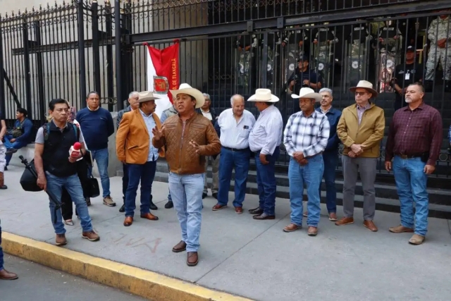 Productores y transportistas bloquean Segob por falta de acceso a reuni&oacute;n