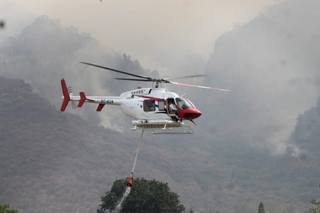 Tres helicópteros apoyan labores de combate de incendio forestal en Tepoztlán