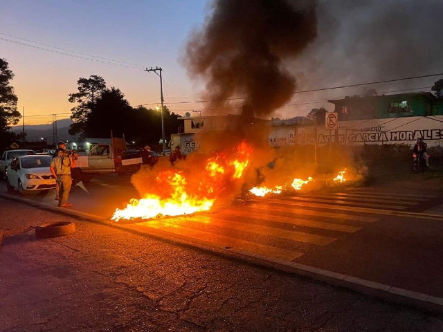 Los pobladores prendieron fuego a unos metros de una gasolinera.