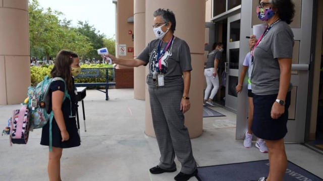 En Florida más de 400 alumnos están en cuarentena.