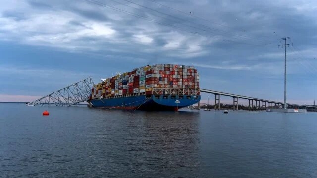 Habilitan canal temporal para limpieza de escombros en puente de Baltimore