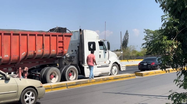 El choque únicamente dejó pérdidas materiales.