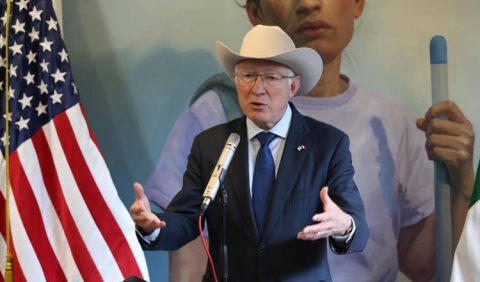 Ken Salazar se despide y asegura que en México sí se produce fentanilo