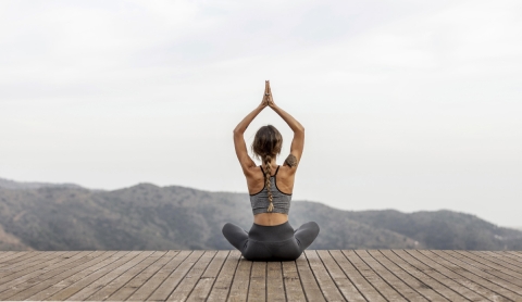 Tres posturas de yoga que te ayudarán a dormir profundamente