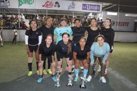 Las jugadoras del G.A. América festejaron su triunfo y mostraron su trofeo que las acredita como monarcas.