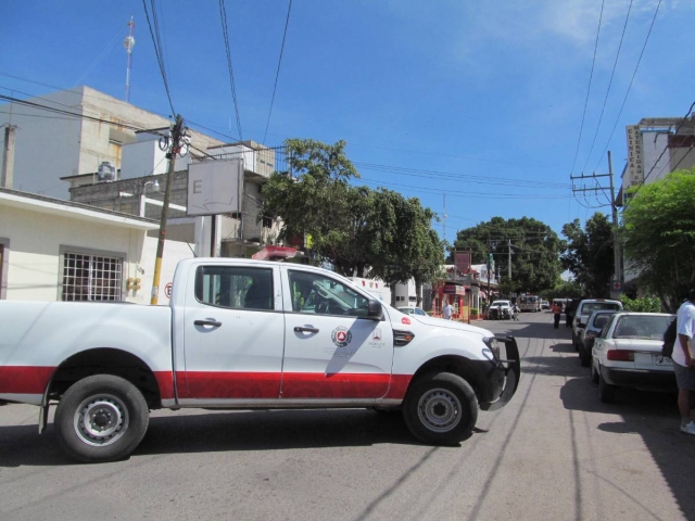 Diversas autoridades llegaron al edificio que ocupa la Ciudad Judicial para descartar que hubiera cualquier tipo de explosivo. 