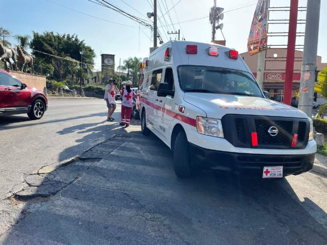 El motociclista recibió atención en el lugar del percance.