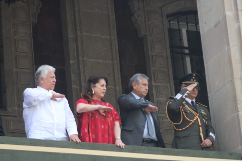 Presiden gobernadora y edil capitalino desfile cívico-militar conmemorativo por el 215 aniversario de la Independencia de México