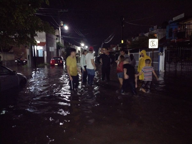 La copiosa lluvia ocasionó desbordamiento de canales y sobresaturó los drenajes.