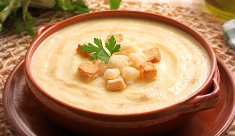 Crema de coliflor morada y patata, una receta nutritiva y elegante
