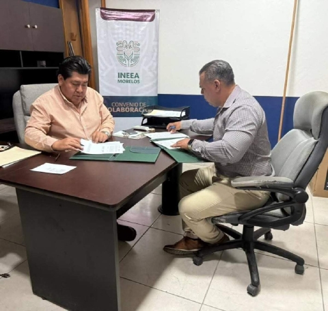 El alcalde de Coatetelco y el delegado del INEA firmaron el convenio de colaboración.