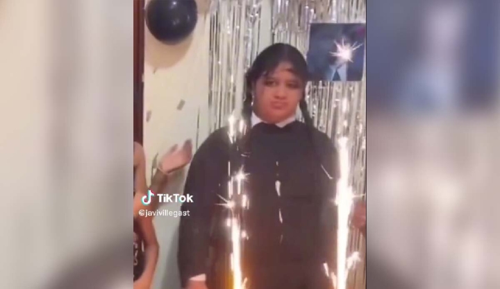 Adolescente hace fiesta temática de &#039;Merlina&#039; y resultado se viraliza