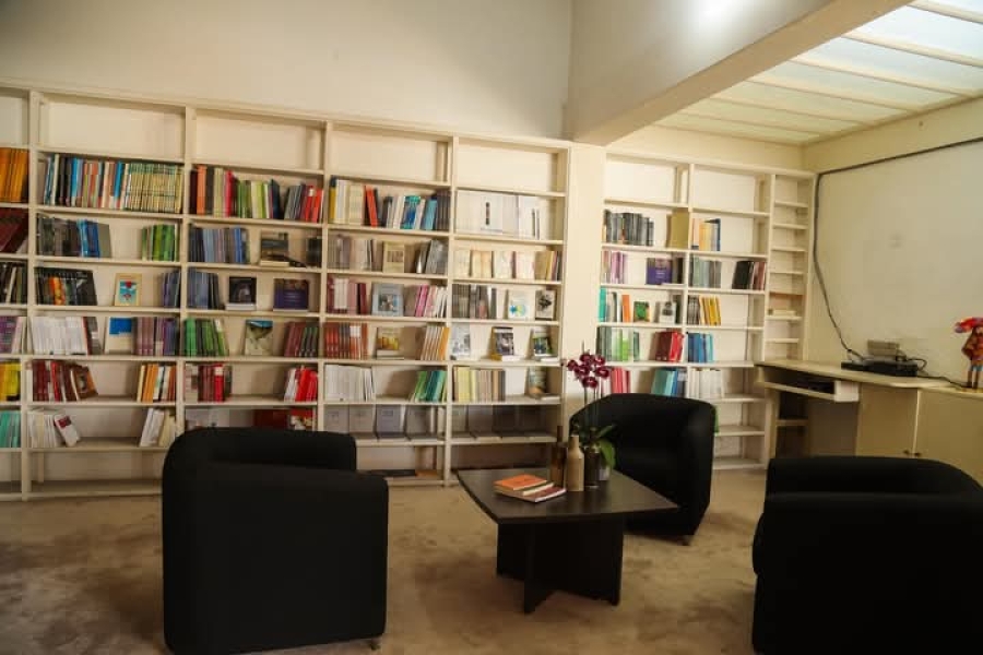 El centro cuenta con una biblioteca con más de mil títulos.