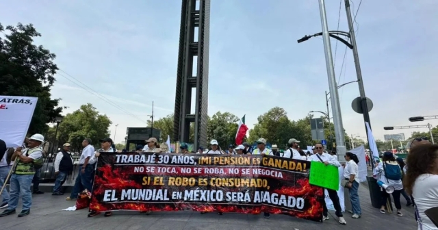 Jubilados de Pemex, CFE y Banobras marchan en Reforma contra tope a pensiones