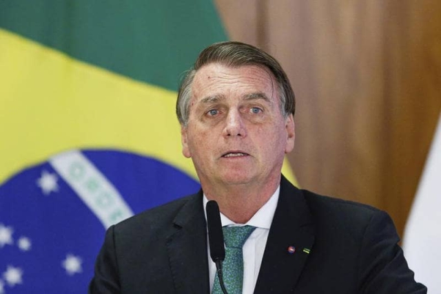 Hospitalizan a Jair Bolsonaro de emergencia.