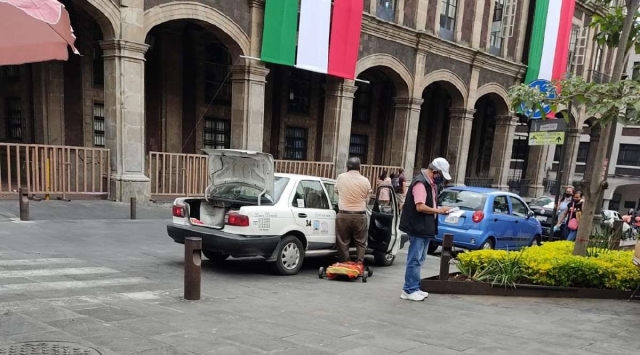 Todos los días transporta a un hombre con discapacidad