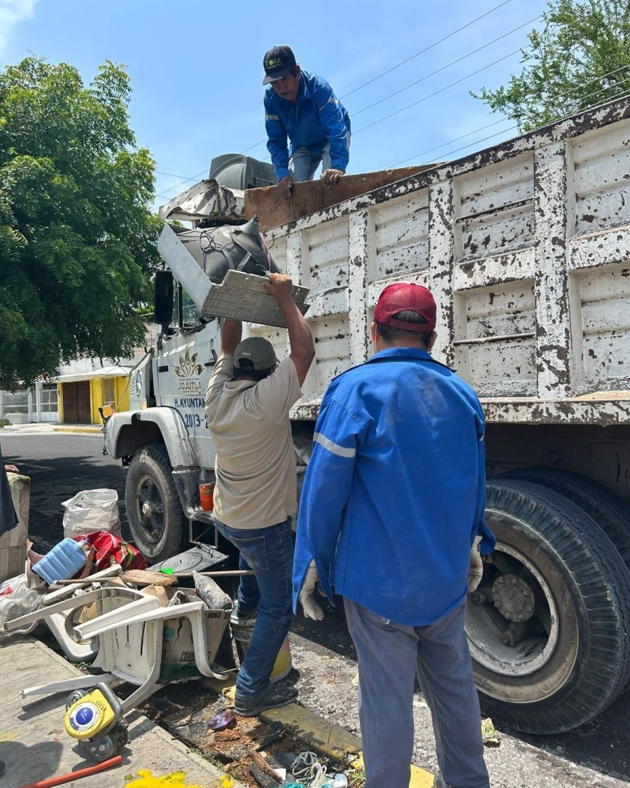 Una brigada realizó la jornada de descacharrización, que recolectó más de cinco toneladas de cacharros. 