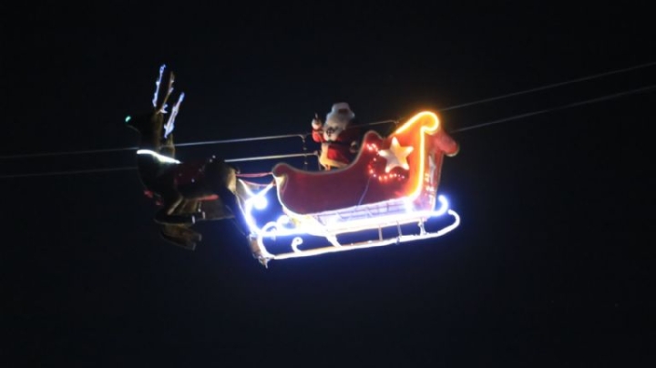 &#039;Santa Claus&#039; sufre accidente y casi cae de su trineo en show navideño