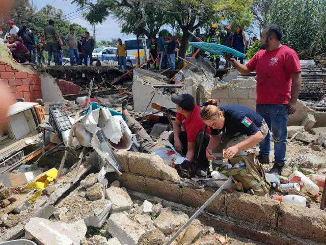 Varias personas fueron atendidas en el sitio y después las trasladaron a un hospital.