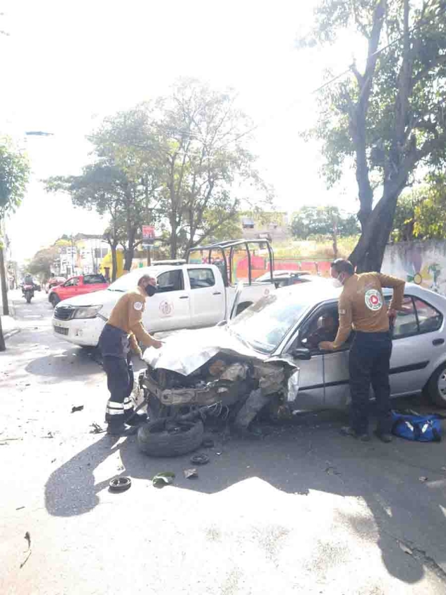 El automóvil resultó con severos daños.