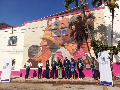 Inauguran autoridades mural de la inclusión en fachada de sede del ayuntamiento capitalino