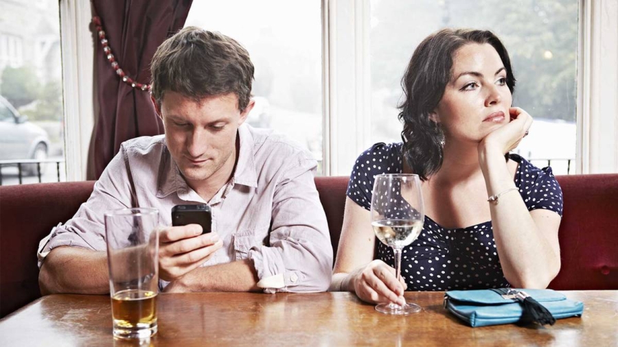 ¿Conoces el Phubbing? La epidemia digital en relaciones