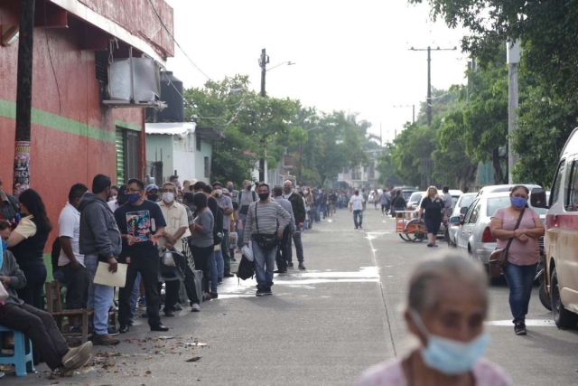 Durante la mañana se observaron largas filas de personas que acudieron a vacunarse.