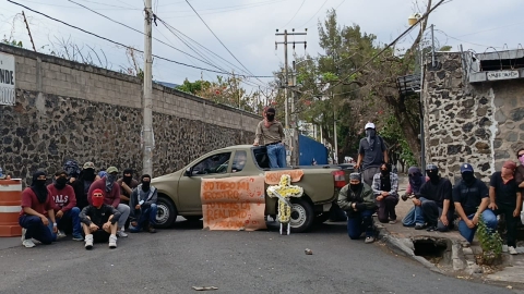 Bloquean estudiantes de UAEM accesos a Facultad de Medicina