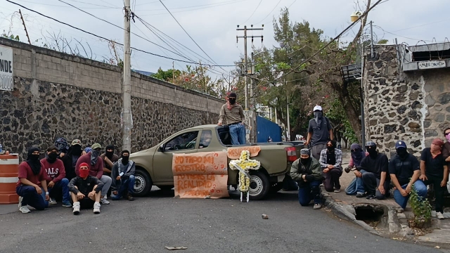 Bloquean estudiantes de UAEM accesos a Facultad de Medicina