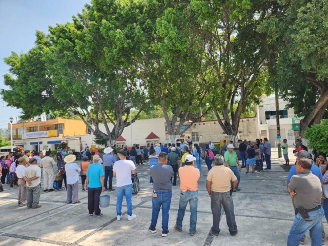 La mañana del martes, decenas de pobladores de Tlaltizapán se manifestaron en el zócalo municipal.