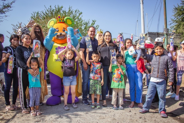 Encabezan Cuauhtémoc Blanco y Natália Rezende entrega de juguetes en los 36 municipios de Morelos