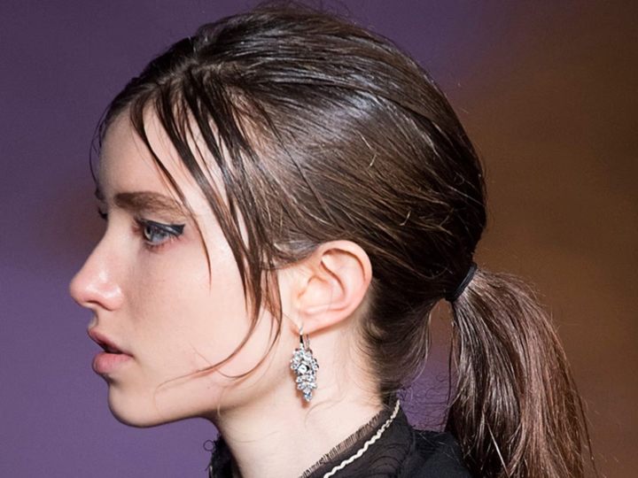 ¡Adiós al pelo impecable! Descubre la tendencia del cabello grasoso en 2024