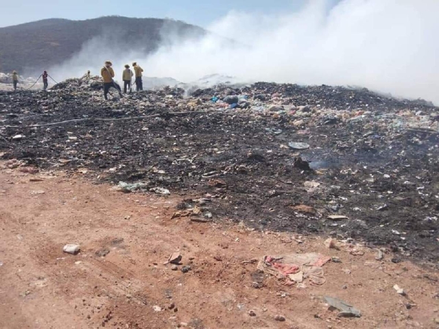 El incendio arrasó con el basurero.