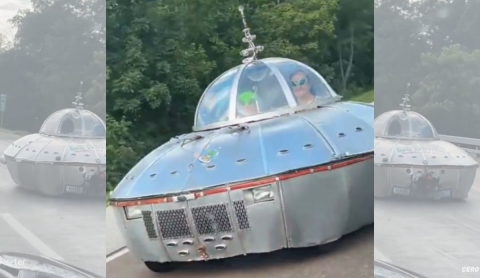 Dos abuelitas conquistan las redes al pasear en auto con forma de platillo volador