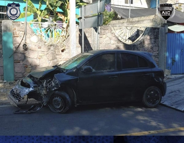 El auto fue abandonado por los ocupantes.