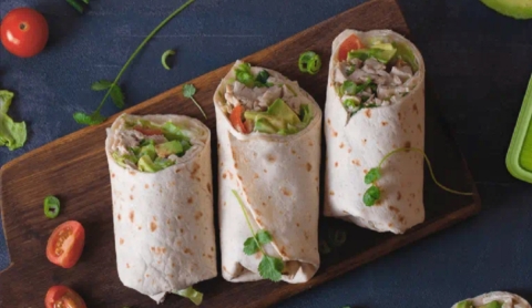 Wraps de pollo con salsa de aguacate: una receta saludable para cenar