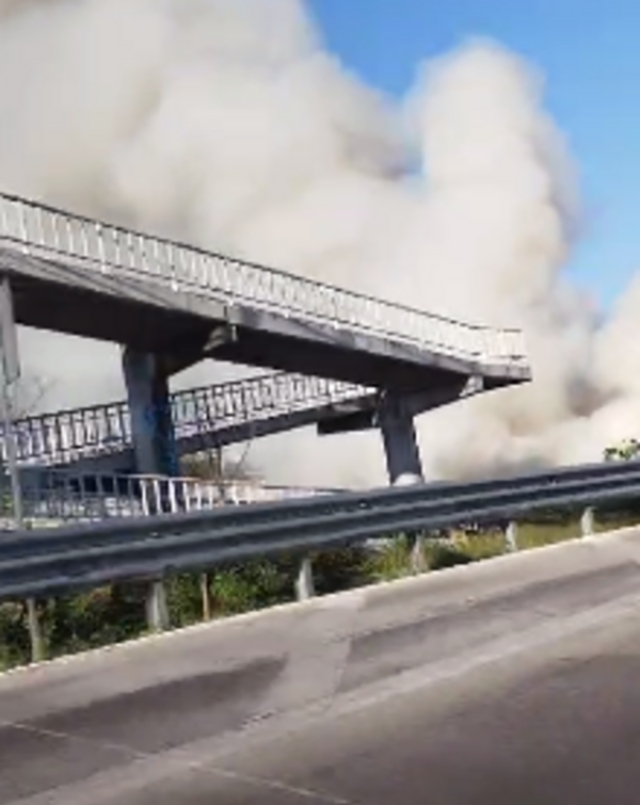 Incendio en terreno baldío a un costado de autopista México-Acapulco