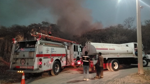 Atiende PC Jiutepec incendio sobre bulevar Cuauhn&aacute;huac
