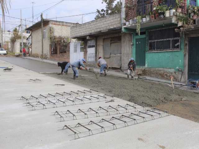 Avanzan trabajos de pavimentación en colonia Universo