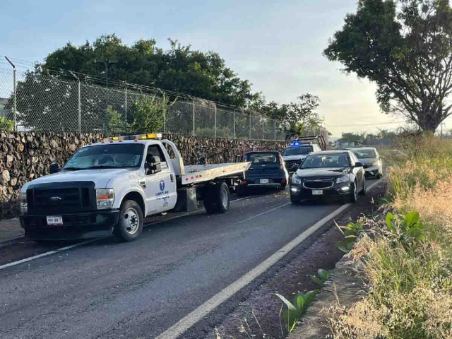  Los policías hallaron el auto abandonado en el lugar del choque.