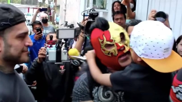 Luchadores visitan a niño de 5 años que fue agredido por ‘El Vikingo’.