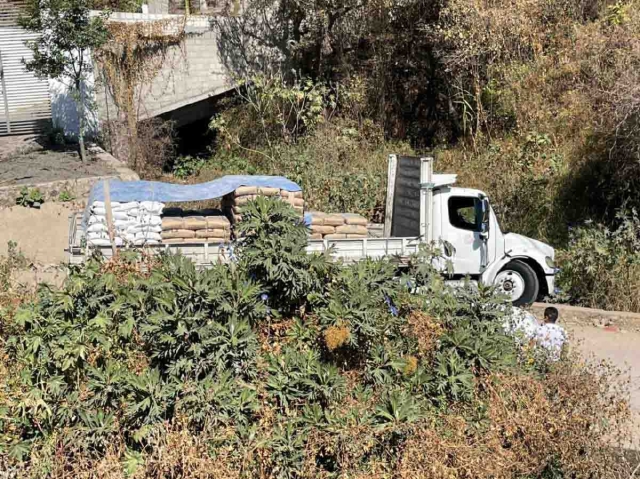 Una parte del camión quedó asomada hacia el voladero.